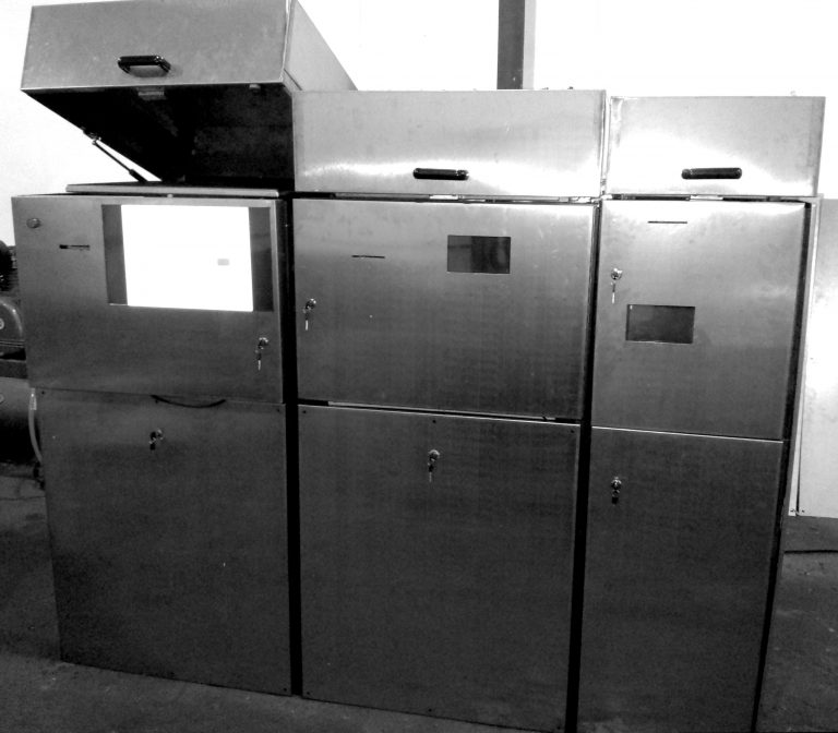 Compacting station for plastic-metal containers